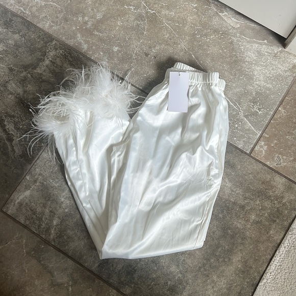 🤍White Satin Feathered Set 🤍 - Picture 8 of 11